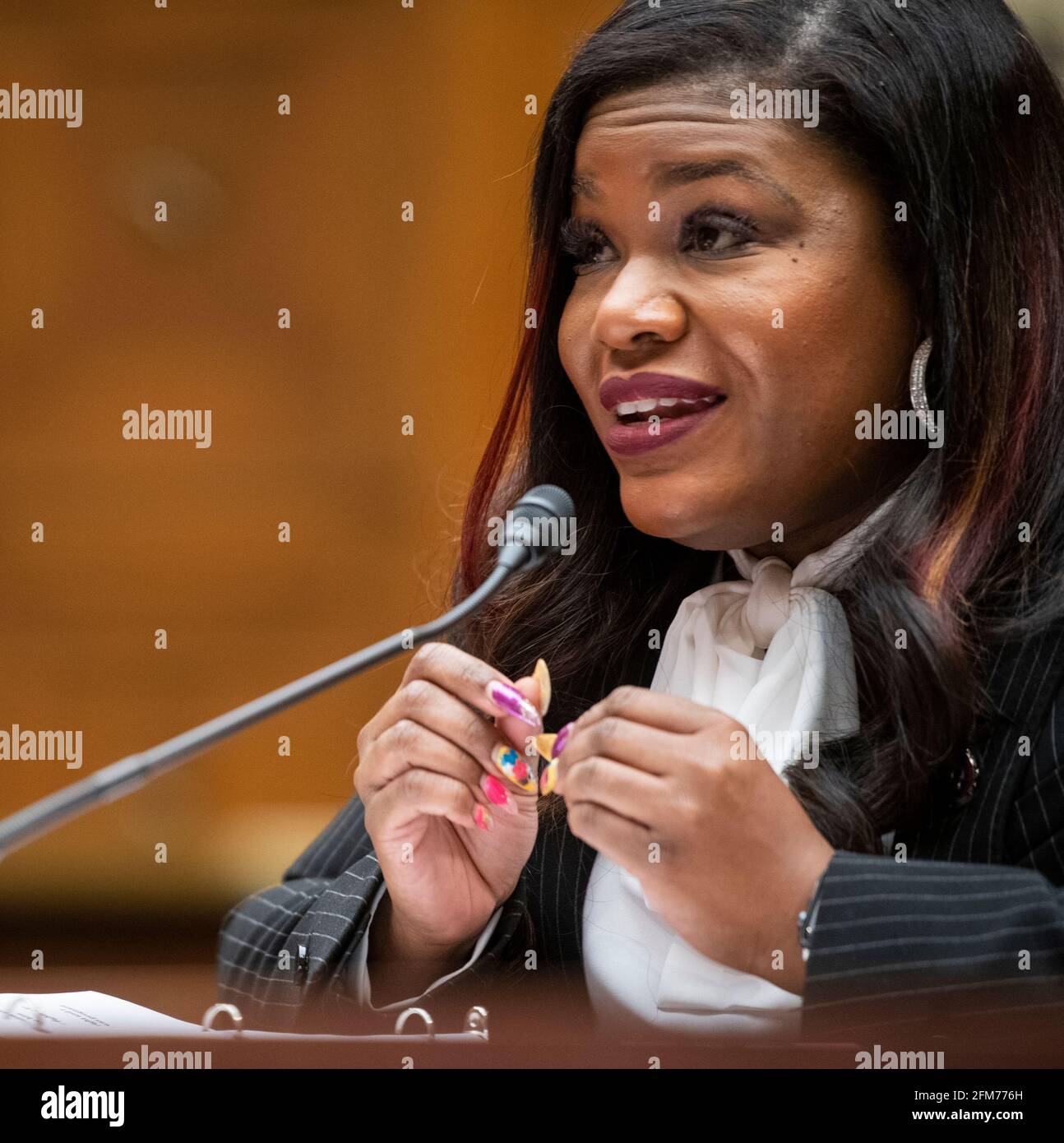 El Representante de los Estados Unidos, Cori Bush (Demócrata de Missouri), comparece ante una audiencia del Comité de Supervisión y Reforma de la Cámara de Representantes “Birthing While Black: Examining Americas Black Maternal Health Crisis” en el edificio de oficinas de Rayburn House en Washington, DC, jueves, 6 de mayo de 2021. Crédito: Rod Lamkey/CNP /MediaPunch Foto de stock