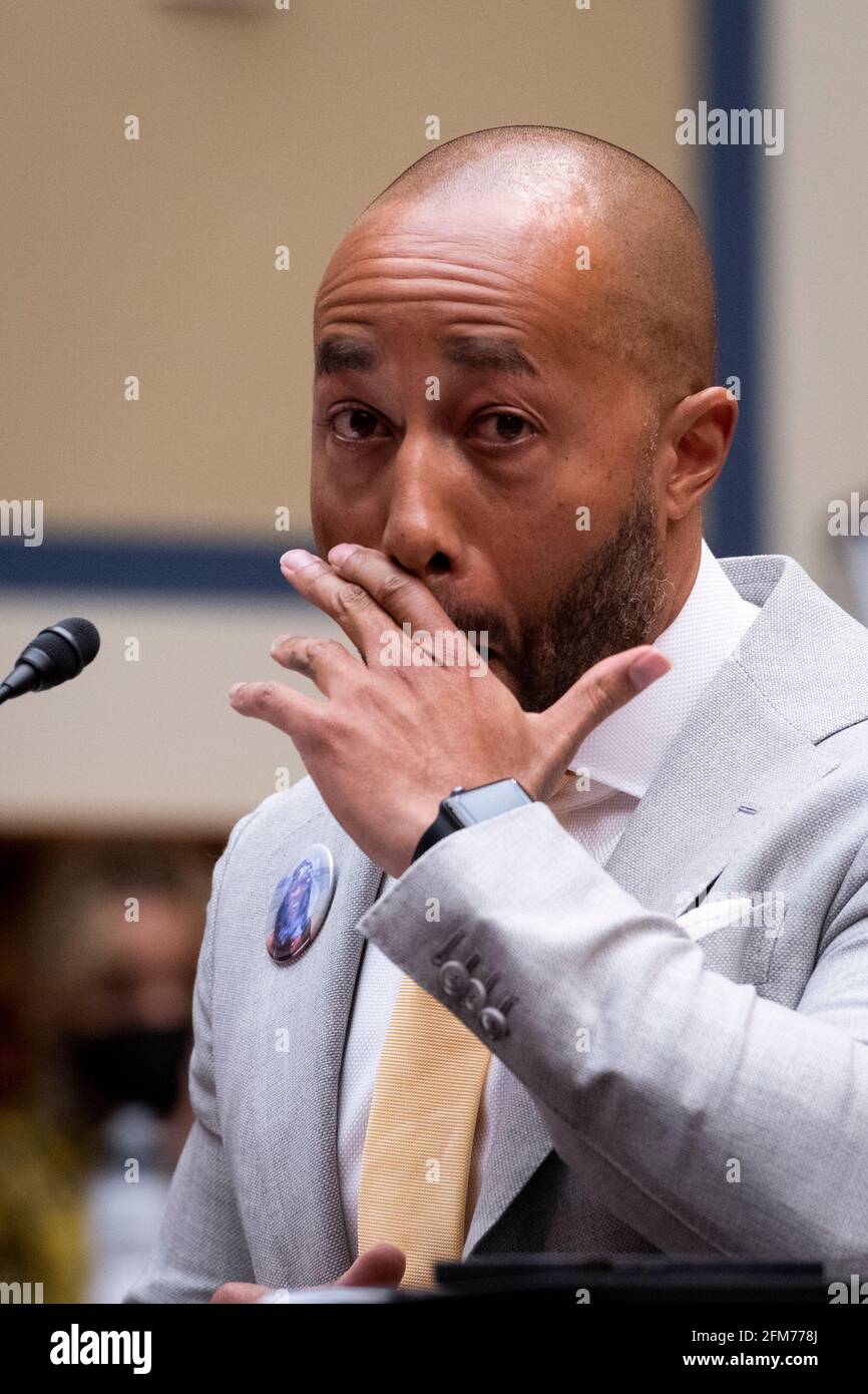 Charles Johnson, esposo del difunto Kira Johnson y fundador de 4Kira4Moms, testifica sobre perder a su esposa durante una rutina c-sección, como él aparece para un Comité de la Cámara de Supervisión y Reforma que oye “birthing while Black: Examinando las Américas Crisis de Salud Materna Negra” en el Edificio de la Oficina de Rayburn House en Washington, DC, jueves, 6 de mayo de 2021. Crédito: Rod Lamkey/CNP /MediaPunch Foto de stock