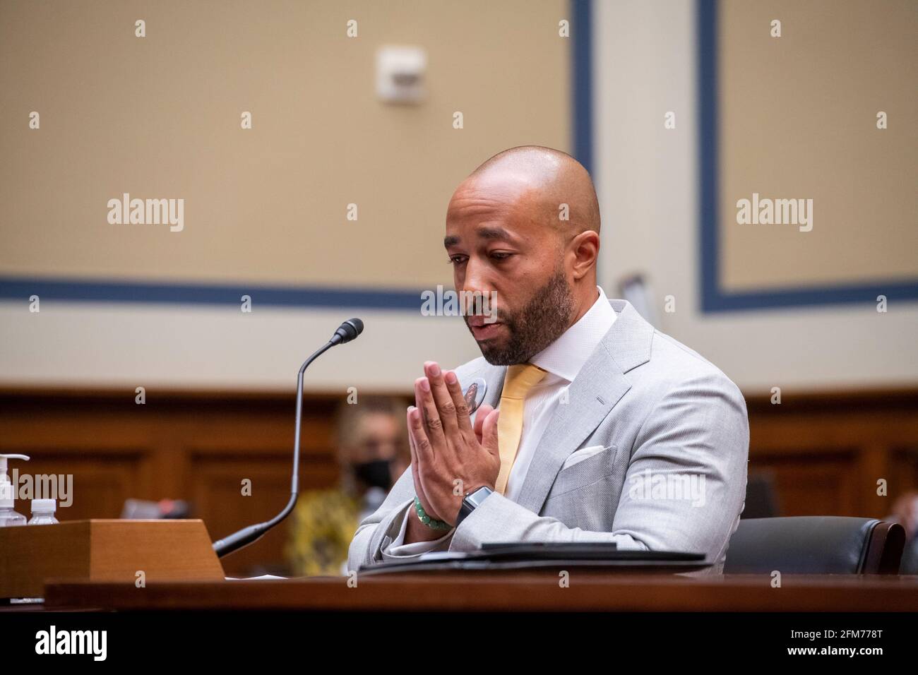 Charles Johnson, esposo del difunto Kira Johnson y fundador de 4Kira4Moms, testifica sobre perder a su esposa durante una rutina c-sección, como él aparece para un Comité de la Cámara de Supervisión y Reforma que oye “birthing while Black: Examinando las Américas Crisis de Salud Materna Negra” en el Edificio de la Oficina de Rayburn House en Washington, DC, jueves, 6 de mayo de 2021. Crédito: Rod Lamkey/CNP /MediaPunch Foto de stock