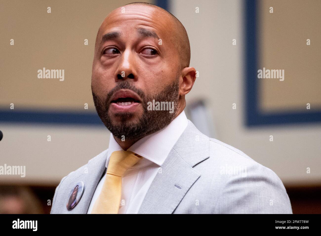 Charles Johnson, esposo del difunto Kira Johnson y fundador de 4Kira4Moms, testifica sobre perder a su esposa durante una rutina c-sección, como él aparece para un Comité de la Cámara de Supervisión y Reforma que oye “birthing while Black: Examinando las Américas Crisis de Salud Materna Negra” en el Edificio de la Oficina de Rayburn House en Washington, DC, jueves, 6 de mayo de 2021. Crédito: Rod Lamkey/CNP /MediaPunch Foto de stock