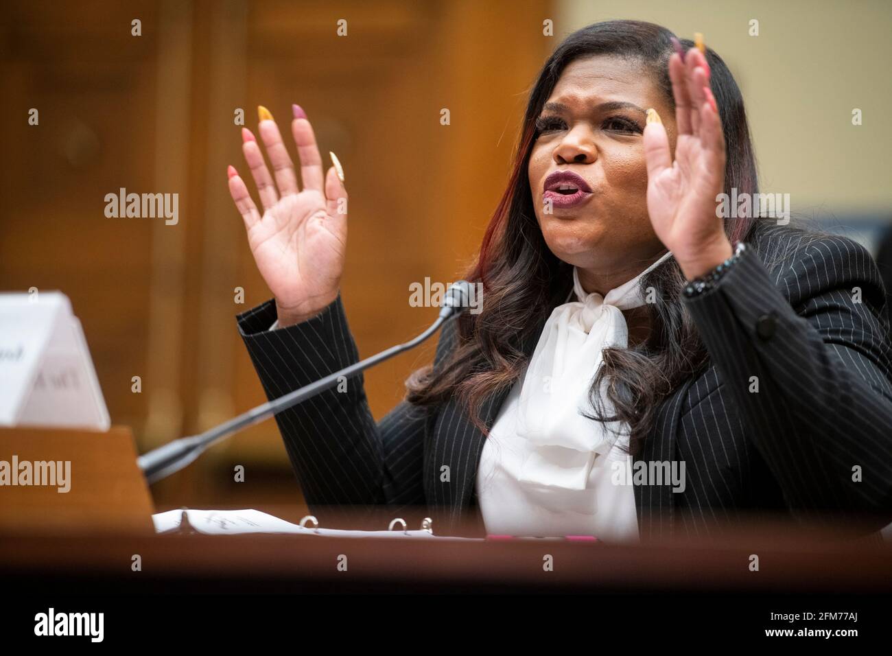 El Representante de los Estados Unidos, Cori Bush (Demócrata de Missouri), comparece ante una audiencia del Comité de Supervisión y Reforma de la Cámara de Representantes “Birthing While Black: Examining Americas Black Maternal Health Crisis” en el edificio de oficinas de Rayburn House en Washington, DC, jueves, 6 de mayo de 2021. Crédito: Rod Lamkey/CNP /MediaPunch Foto de stock