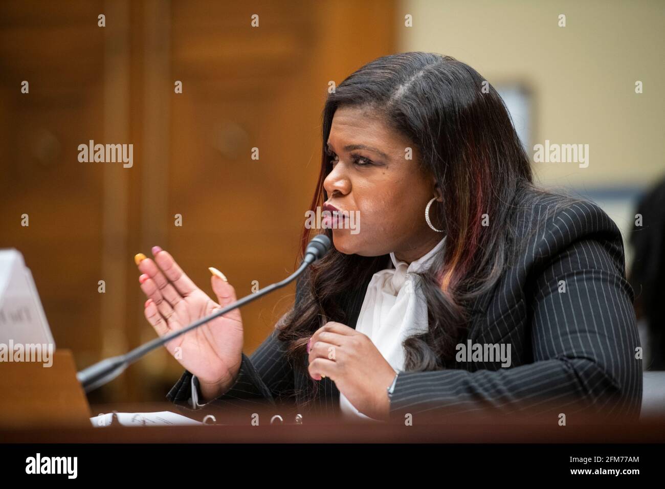 El Representante de los Estados Unidos, Cori Bush (Demócrata de Missouri), comparece ante una audiencia del Comité de Supervisión y Reforma de la Cámara de Representantes “Birthing While Black: Examining Americas Black Maternal Health Crisis” en el edificio de oficinas de Rayburn House en Washington, DC, jueves, 6 de mayo de 2021. Crédito: Rod Lamkey/CNP /MediaPunch Foto de stock