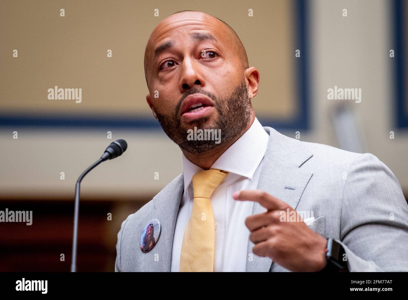 Charles Johnson, esposo del difunto Kira Johnson y fundador de 4Kira4Moms, testifica sobre perder a su esposa durante una rutina c-sección, como él aparece para un Comité de la Cámara de Supervisión y Reforma que oye “birthing while Black: Examinando las Américas Crisis de Salud Materna Negra” en el Edificio de la Oficina de Rayburn House en Washington, DC, jueves, 6 de mayo de 2021. Crédito: Rod Lamkey/CNP /MediaPunch Foto de stock