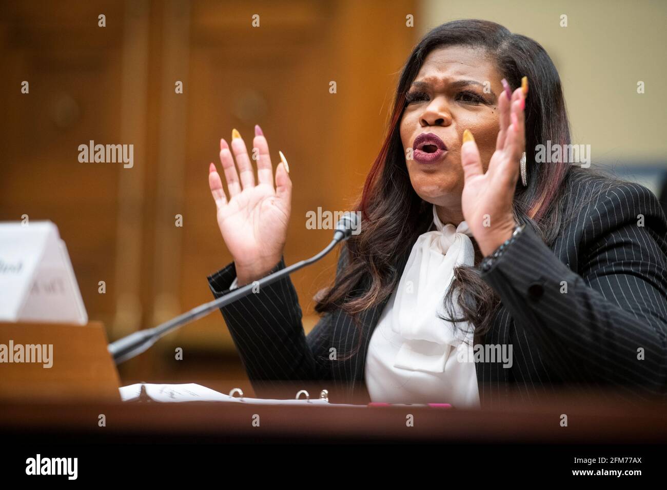 El Representante de los Estados Unidos, Cori Bush (Demócrata de Missouri), comparece ante una audiencia del Comité de Supervisión y Reforma de la Cámara de Representantes “Birthing While Black: Examining Americas Black Maternal Health Crisis” en el edificio de oficinas de Rayburn House en Washington, DC, jueves, 6 de mayo de 2021. Crédito: Rod Lamkey/CNP /MediaPunch Foto de stock