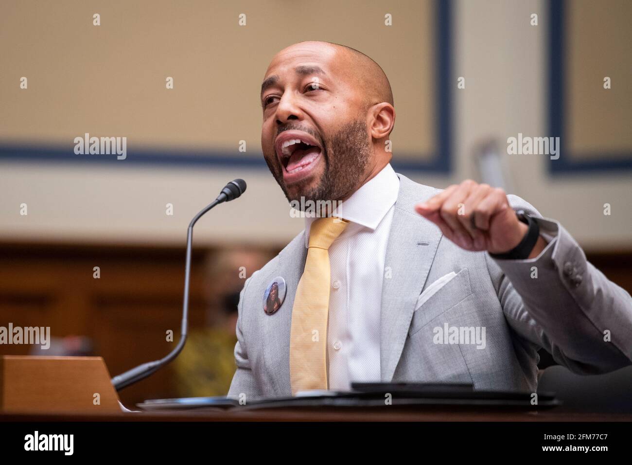 Charles Johnson, esposo del difunto Kira Johnson y fundador de 4Kira4Moms, testifica sobre perder a su esposa durante una rutina c-sección, como él aparece para un Comité de la Cámara de Supervisión y Reforma que oye “birthing while Black: Examinando las Américas Crisis de Salud Materna Negra” en el Edificio de la Oficina de Rayburn House en Washington, DC, jueves, 6 de mayo de 2021. Crédito: Rod Lamkey/CNP /MediaPunch Foto de stock