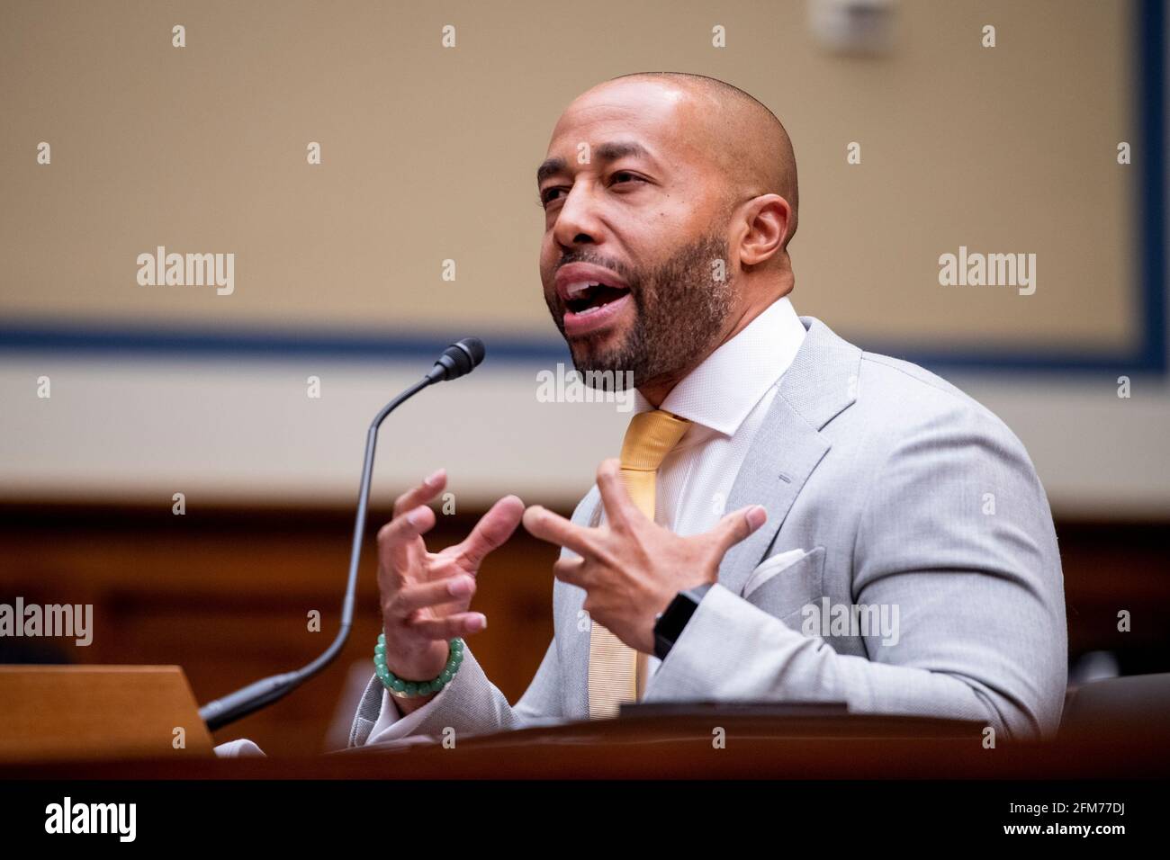 Charles Johnson, esposo del difunto Kira Johnson y fundador de 4Kira4Moms, testifica sobre perder a su esposa durante una rutina c-sección, como él aparece para un Comité de la Cámara de Supervisión y Reforma que oye “birthing while Black: Examinando las Américas Crisis de Salud Materna Negra” en el Edificio de la Oficina de Rayburn House en Washington, DC, jueves, 6 de mayo de 2021. Crédito: Rod Lamkey/CNP /MediaPunch Foto de stock