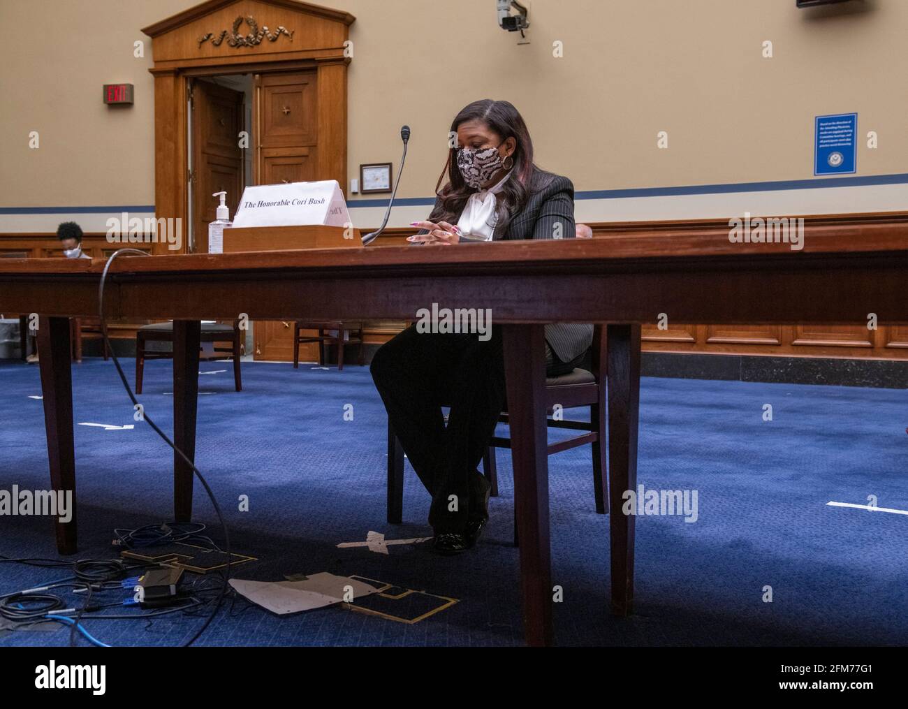 Washington, Estados Unidos de América. 06th de mayo de 2021. El Representante de los Estados Unidos, Cori Bush (Demócrata de Missouri), comparece ante una audiencia del Comité de Supervisión y Reforma de la Cámara de Representantes “Birthing While Black: Examining Americas Black Maternal Health Crisis” en el edificio de oficinas de Rayburn House en Washington, DC, jueves, 6 de mayo de 2021. Crédito: Rod Lamkey/CNP/Sipa USA Crédito: SIPA USA/Alamy Live News Foto de stock