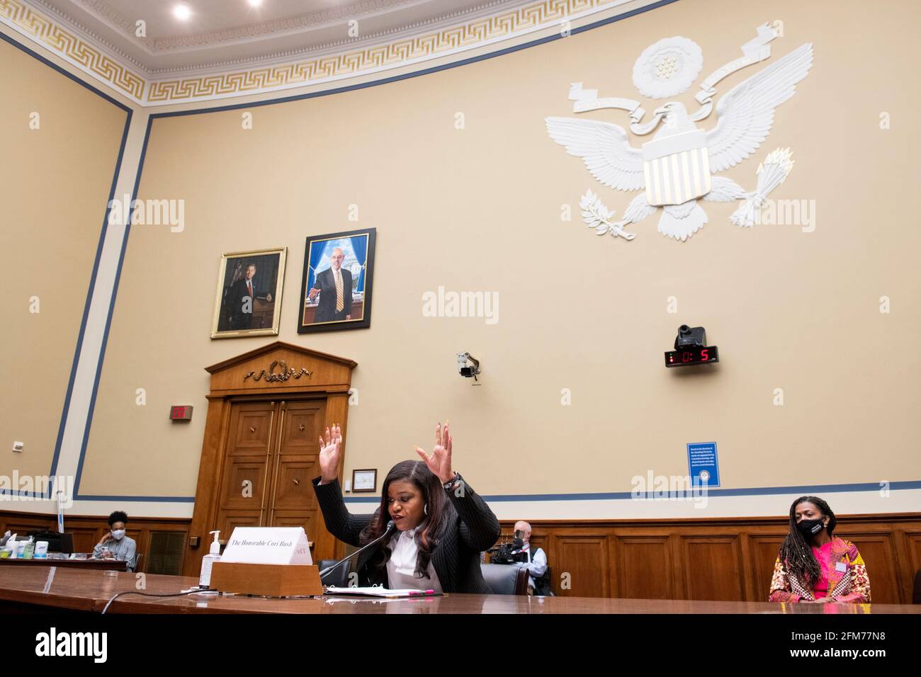 Washington, Estados Unidos de América. 06th de mayo de 2021. El Representante de los Estados Unidos, Cori Bush (Demócrata de Missouri), comparece ante una audiencia del Comité de Supervisión y Reforma de la Cámara de Representantes “Birthing While Black: Examining Americas Black Maternal Health Crisis” en el edificio de oficinas de Rayburn House en Washington, DC, jueves, 6 de mayo de 2021. Crédito: Rod Lamkey/CNP/Sipa USA Crédito: SIPA USA/Alamy Live News Foto de stock