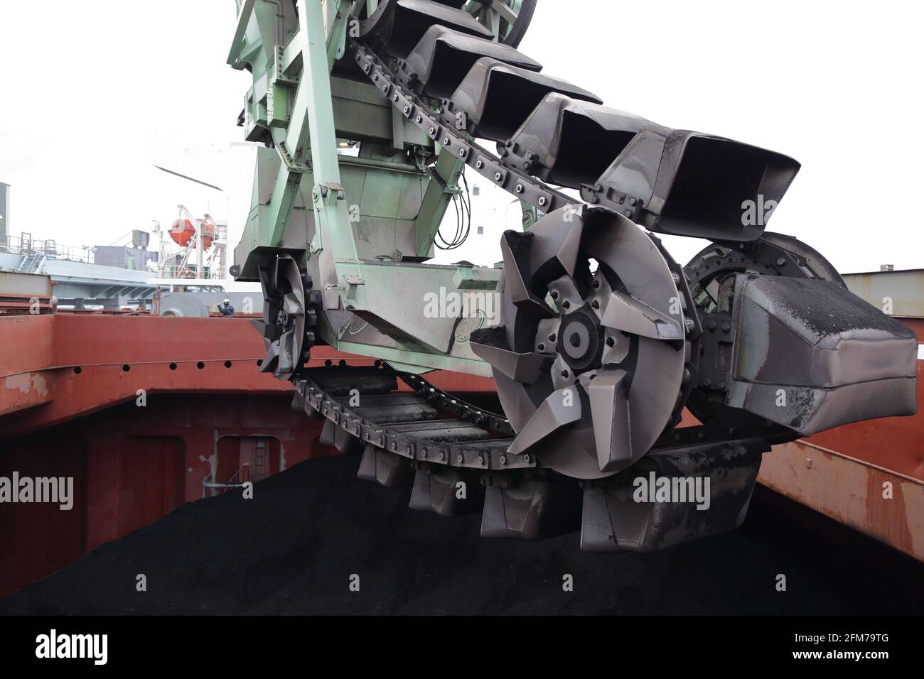 Descarga continua del buque caol de la bodega de carga del buque Foto de stock