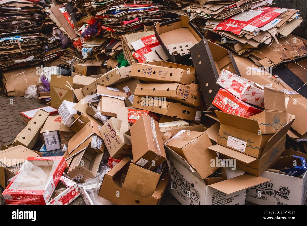 Bielorrusia, Región de Minsk - 13 de diciembre de 2019: Cajas de cartón,  residuos y reciclaje de basura de papel Fotografía de stock - Alamy