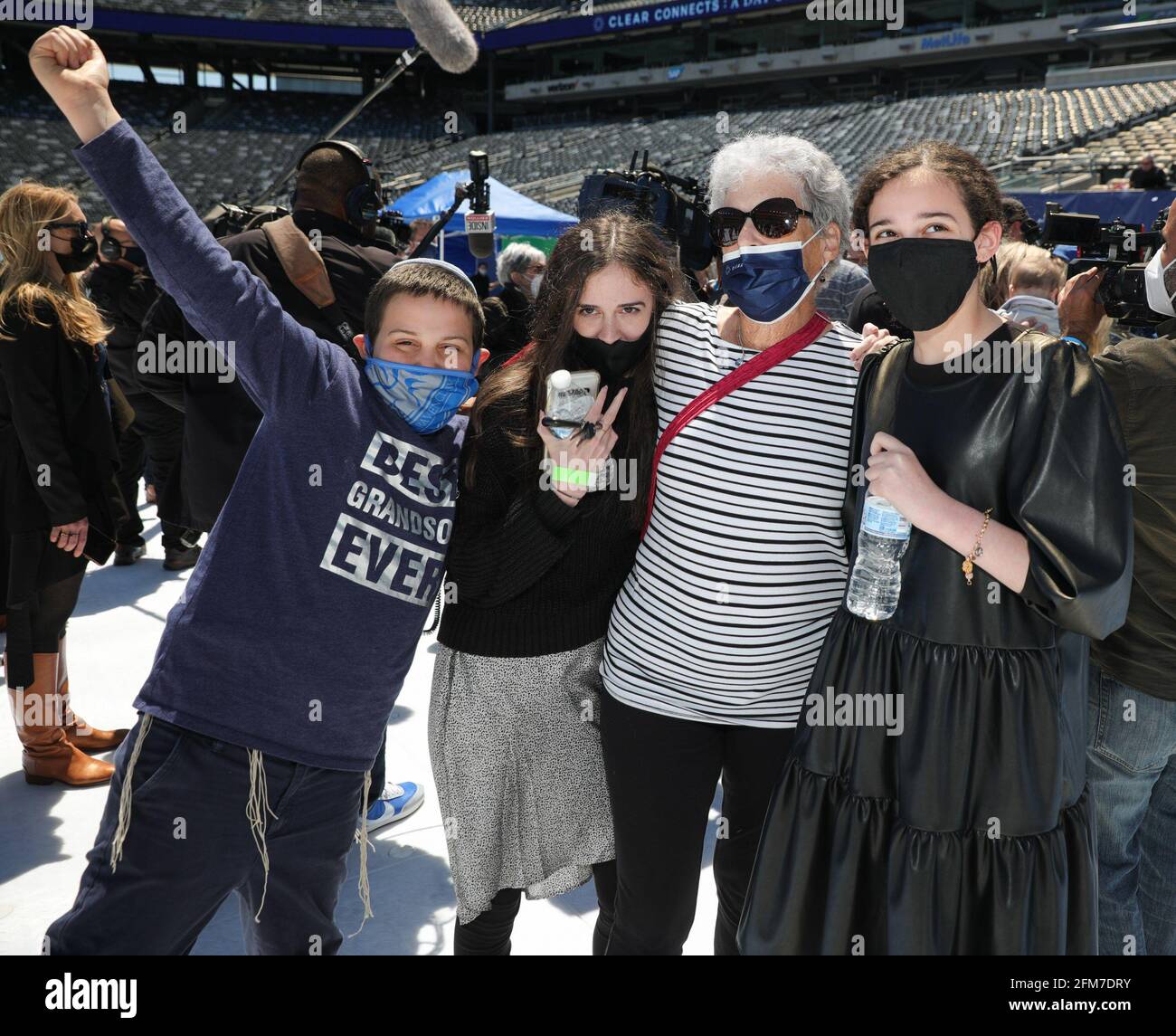 East Rutherford, NJ, EE.UU. 6th de mayo de 2021. Reunión familiar Photo Call for CLEAR reúne a más de 100 miembros de la familia separados durante COVID para reunirse por primera vez, MetLife Stadium, East Rutherford, NJ 6 de mayo de 2021. Crédito: CJ Rivera/Everett Collection/Alamy Live News Foto de stock