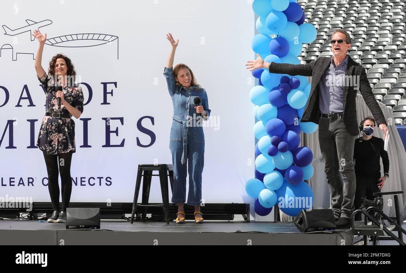 East Rutherford, NJ, EE.UU. 6th de mayo de 2021. Mandy González, Kerry Butler, Neil Patrick Harris Photo Call for CLEAR reúne a más de 100 miembros de la familia separados durante COVID para reunirse por primera vez, MetLife Stadium, East Rutherford, NJ 6 de mayo de 2021. Crédito: CJ Rivera/Everett Collection/Alamy Live News Foto de stock