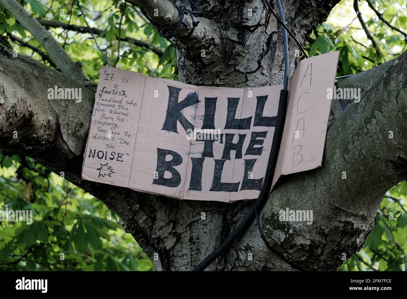 Un cartel Kill the Bill colocado en un árbol. Desde marzo se han venido produciendo protestas para oponerse a la aprobación de un proyecto de ley que reprime las libertades de protesta Foto de stock