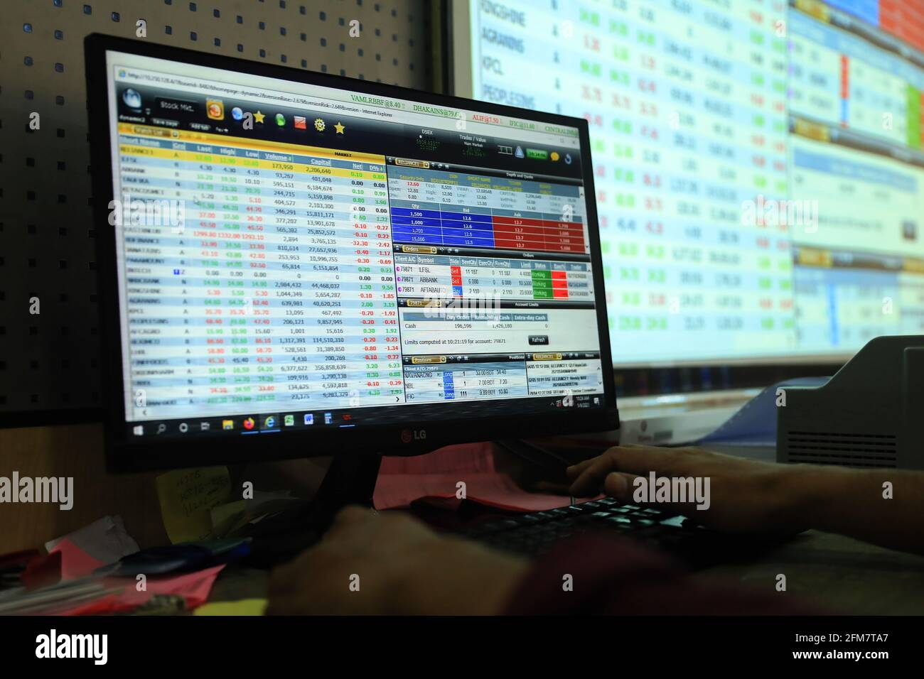 Las cifras de la bolsa de valores se ven en una pantalla de monitor en una  casa de corretaje. Un mercado de valores o de acciones es un mercado  público para la