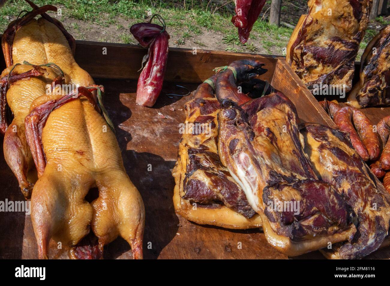 Pocas carnes ahumadas rústicas artesanales, pollo y jamón de cerdo en la tienda de comercio justo del pueblo Foto de stock