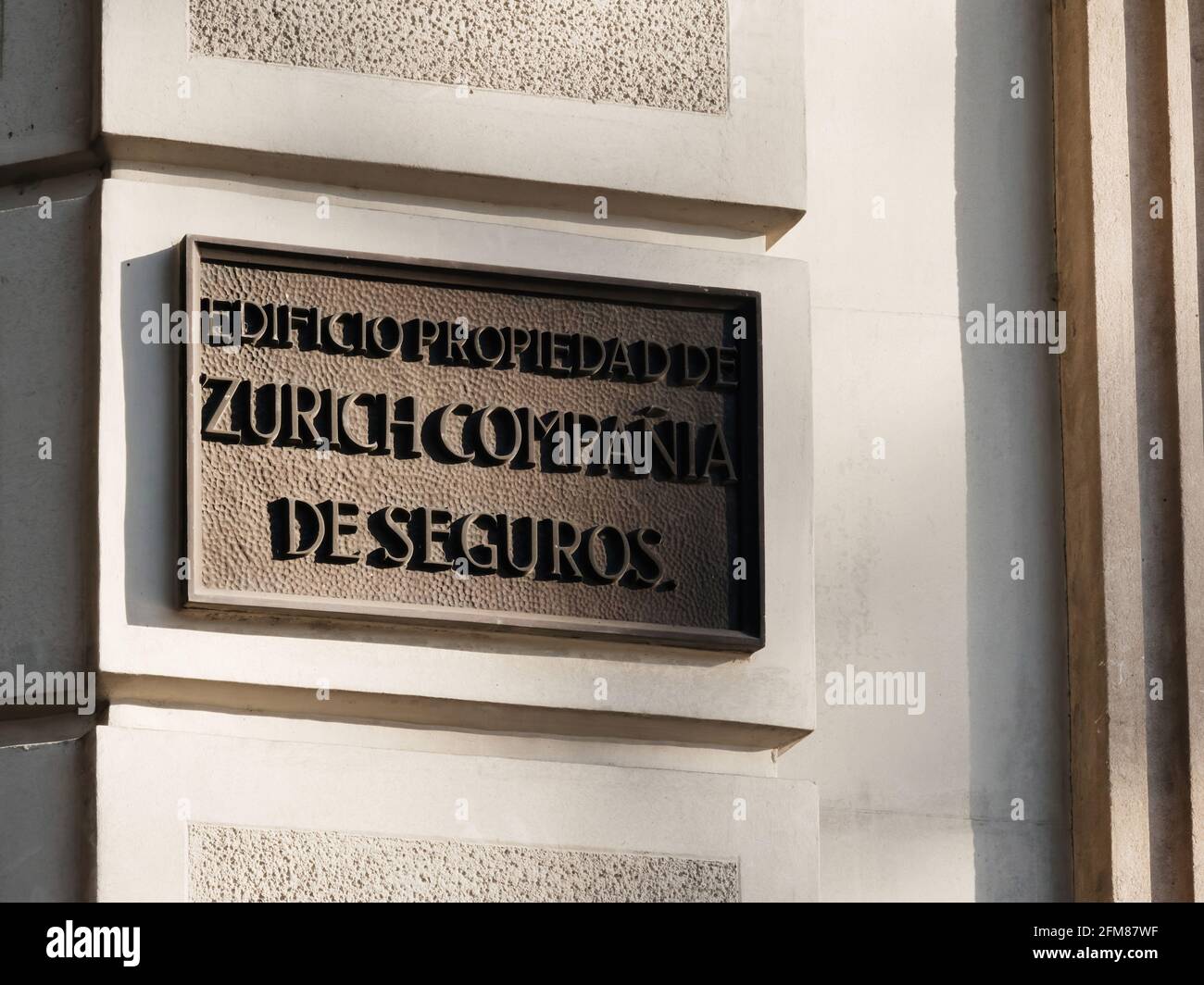 Placa de memoria de la entrada principal en la fachada de Zurich Compañía  de seguros Fotografía de stock - Alamy
