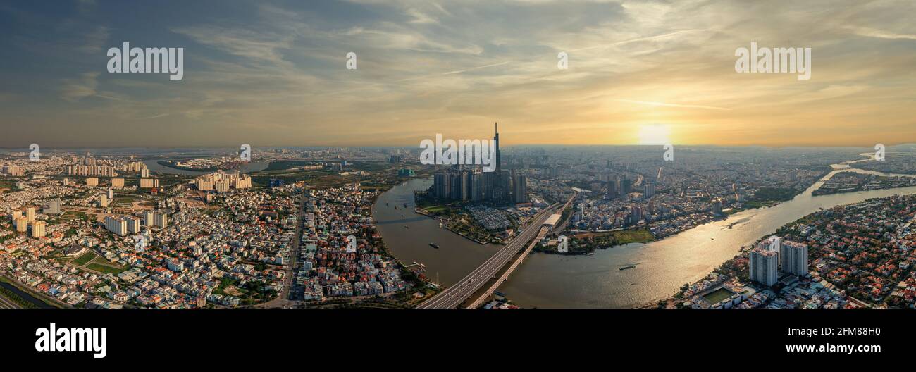 Fotografía aérea del horizonte urbano de Ho Chi Minh en puesta de sol Foto de stock