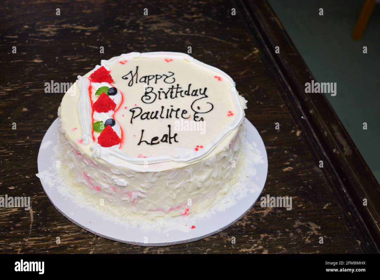 Feliz pastel de cumpleaños con letras Fotografía de stock - Alamy