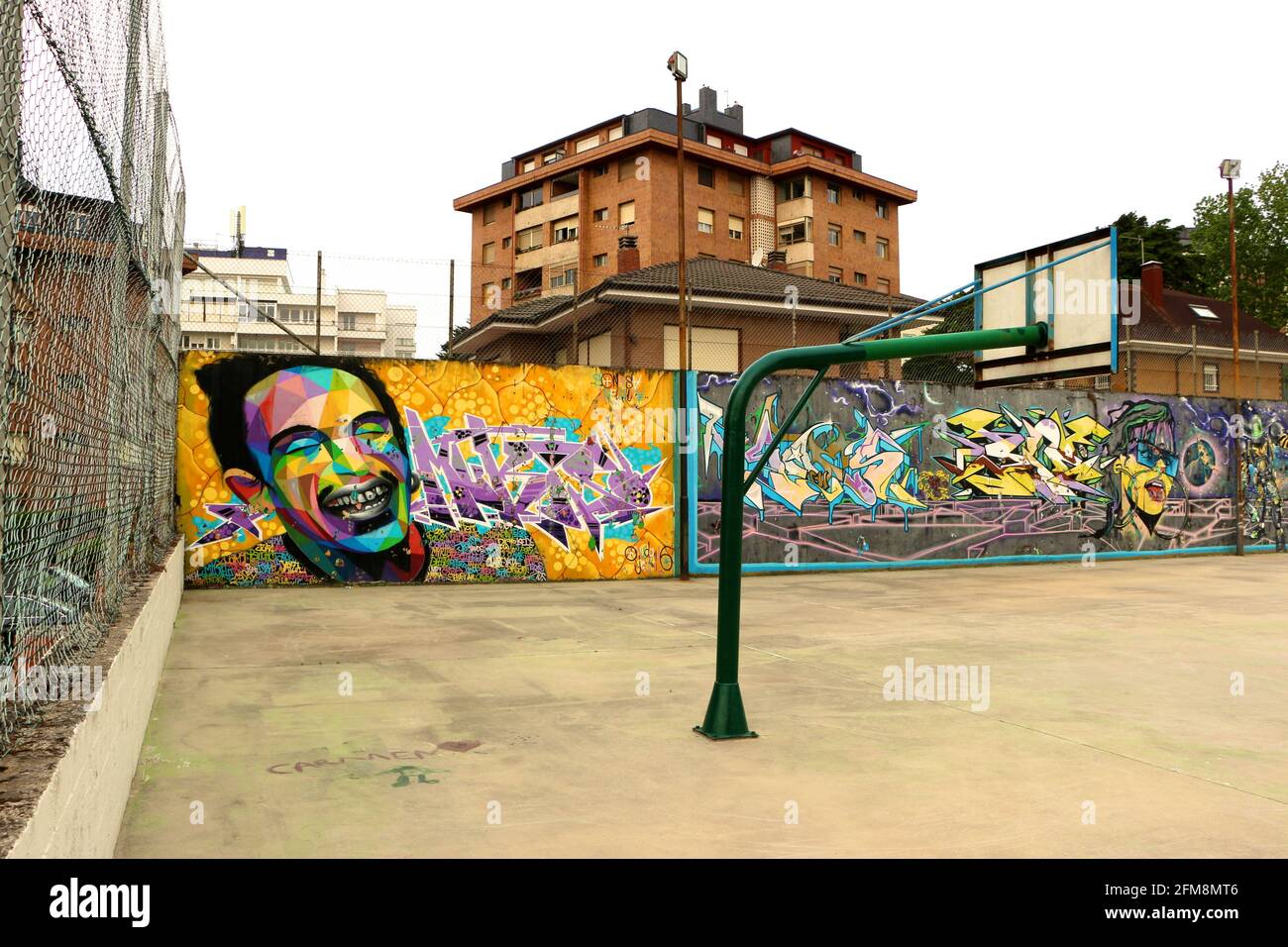 Abierto a la cancha pública de baloncesto con un muro cubierto de coloridos  graffiti Santander Cantabria España Fotografía de stock - Alamy