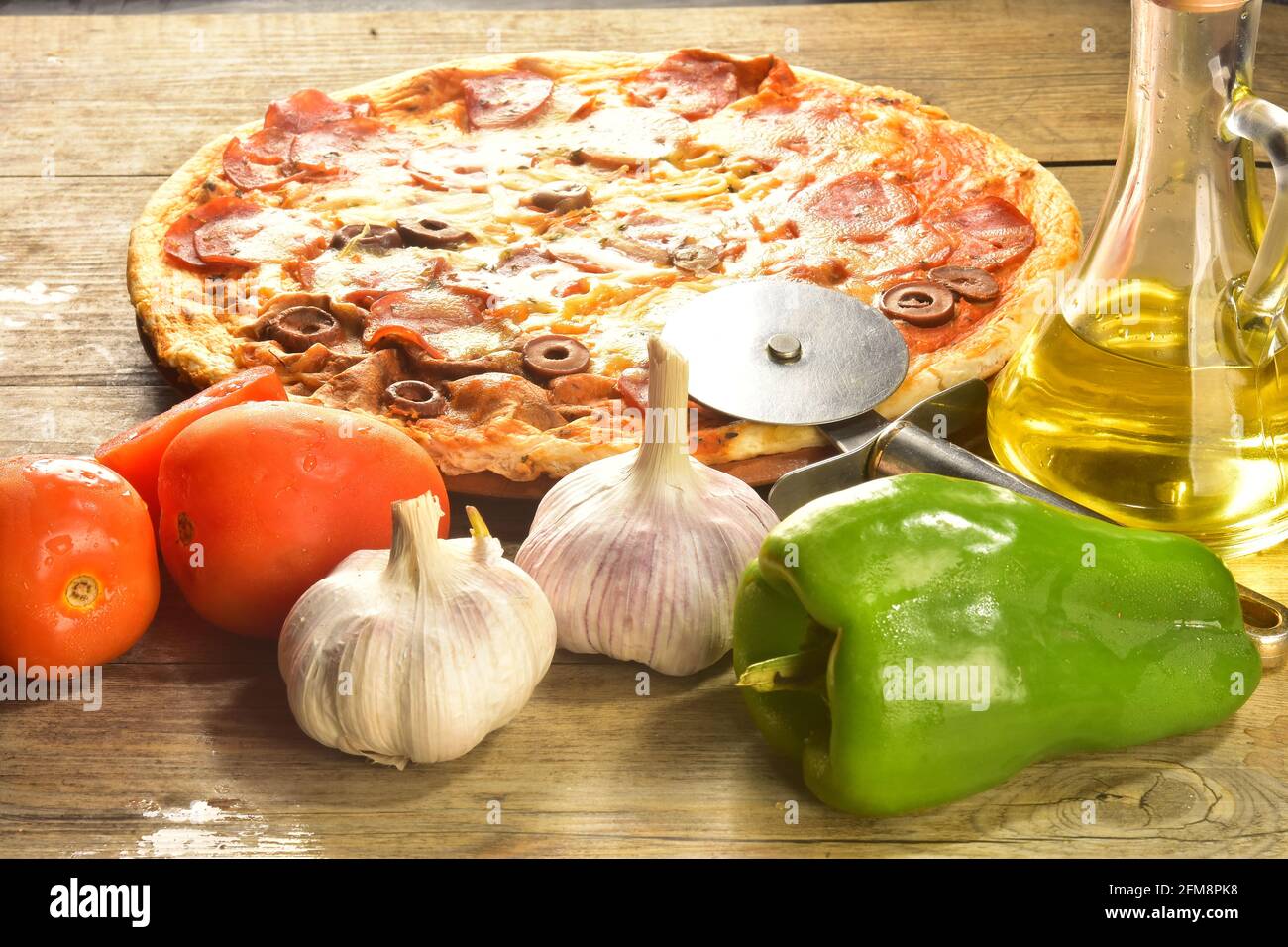 Pizza sobre la mesa, comida italiana Foto de stock