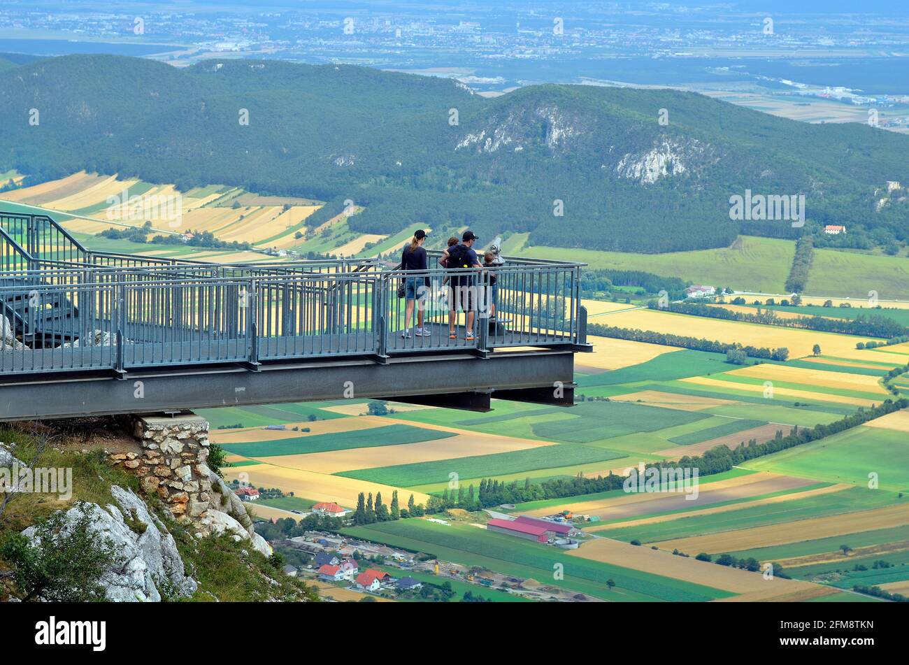 Maiersdorf, Austria - 11 de julio de 2012: Familia no identificada con niños en el punto de observación llamado Skywalk en la montaña Hohe Wand en La Baja Austria Foto de stock