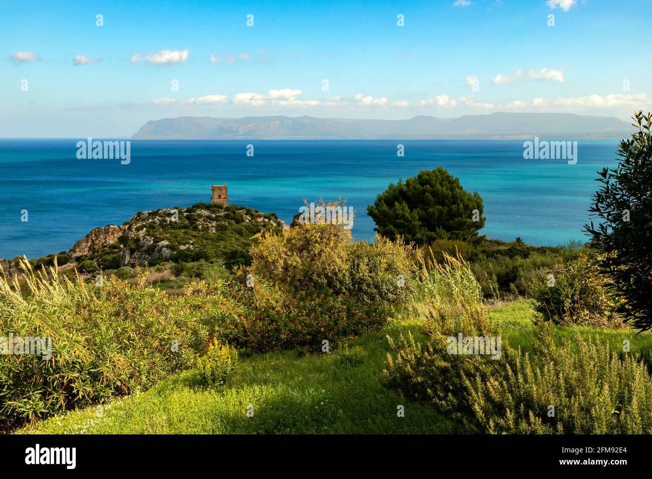 Golfo de Castellammare con sus aguas turquesa y azul de mar y Torre Bennistra, una antigua torre de vigilancia, Scopello, Sicilia, Italia. Foto de stock