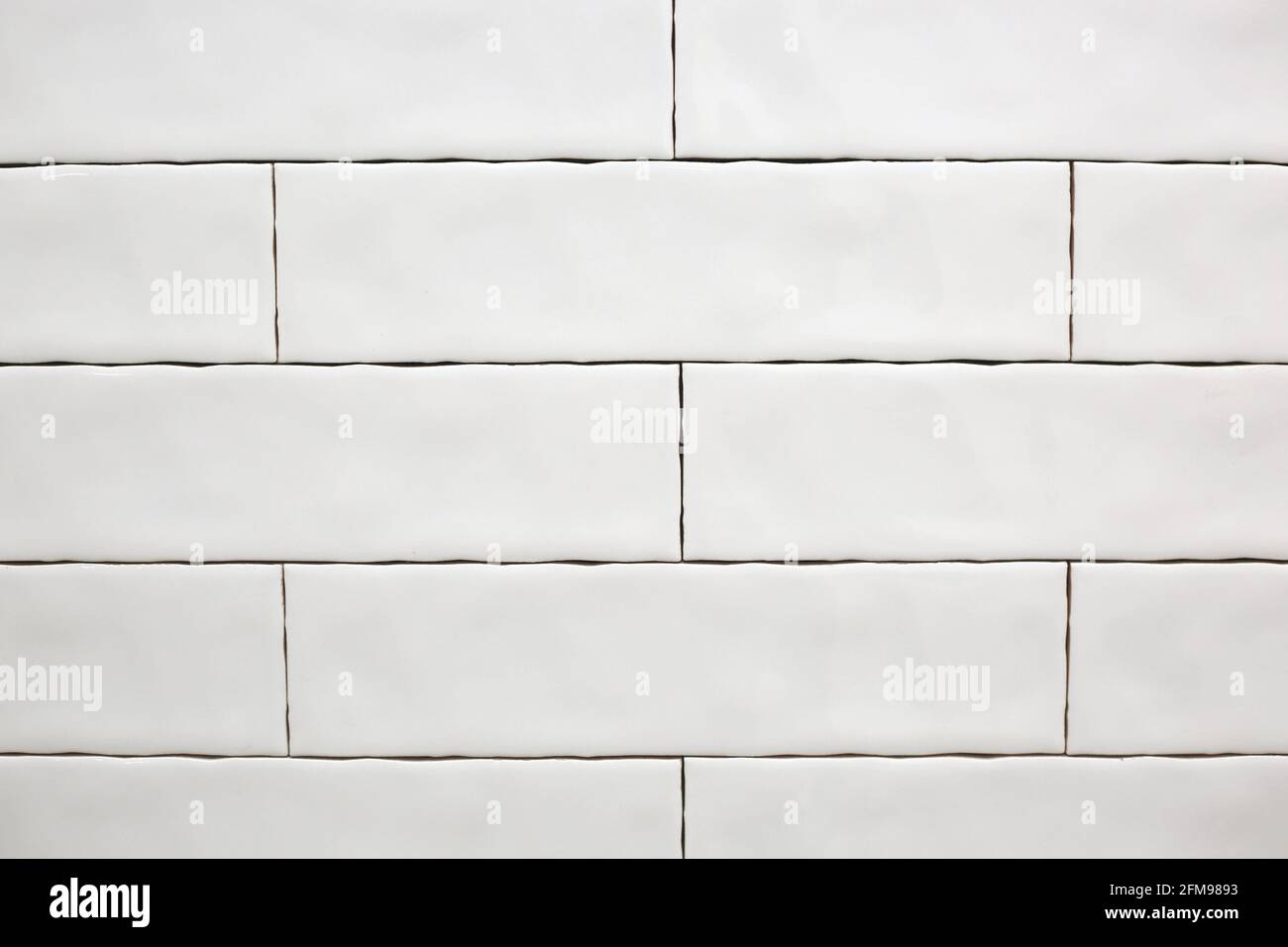 Baldosas de cerámica blancas rectangulares en la pared de la cocina.  Reparaciones en la cocina. Elegantes y modernas baldosas de cerámica blanca.  Renovación de apartamentos y baños Fotografía de stock - Alamy