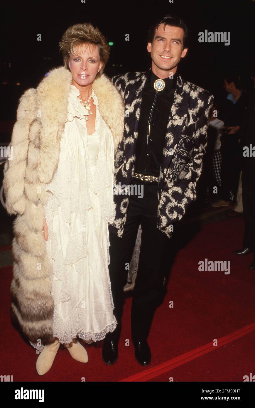 Pierce Brosnan y Cassandra Harris Circa 80's Crédito: Ralph Dominguez/MediaPunch Foto de stock