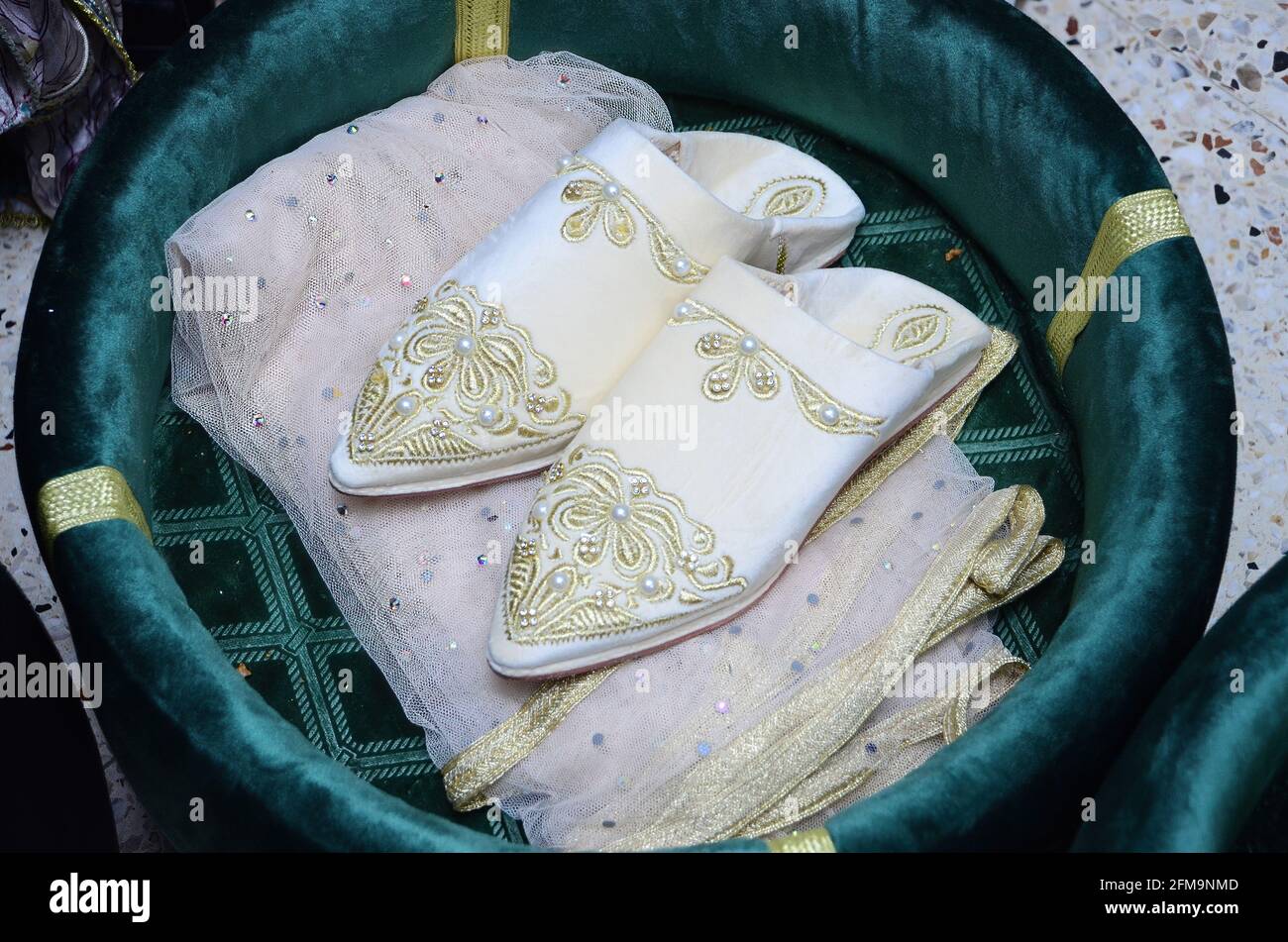 Zapatillas tradicionales para la novia marroquí. marido le da un en su noche de boda Fotografía stock - Alamy