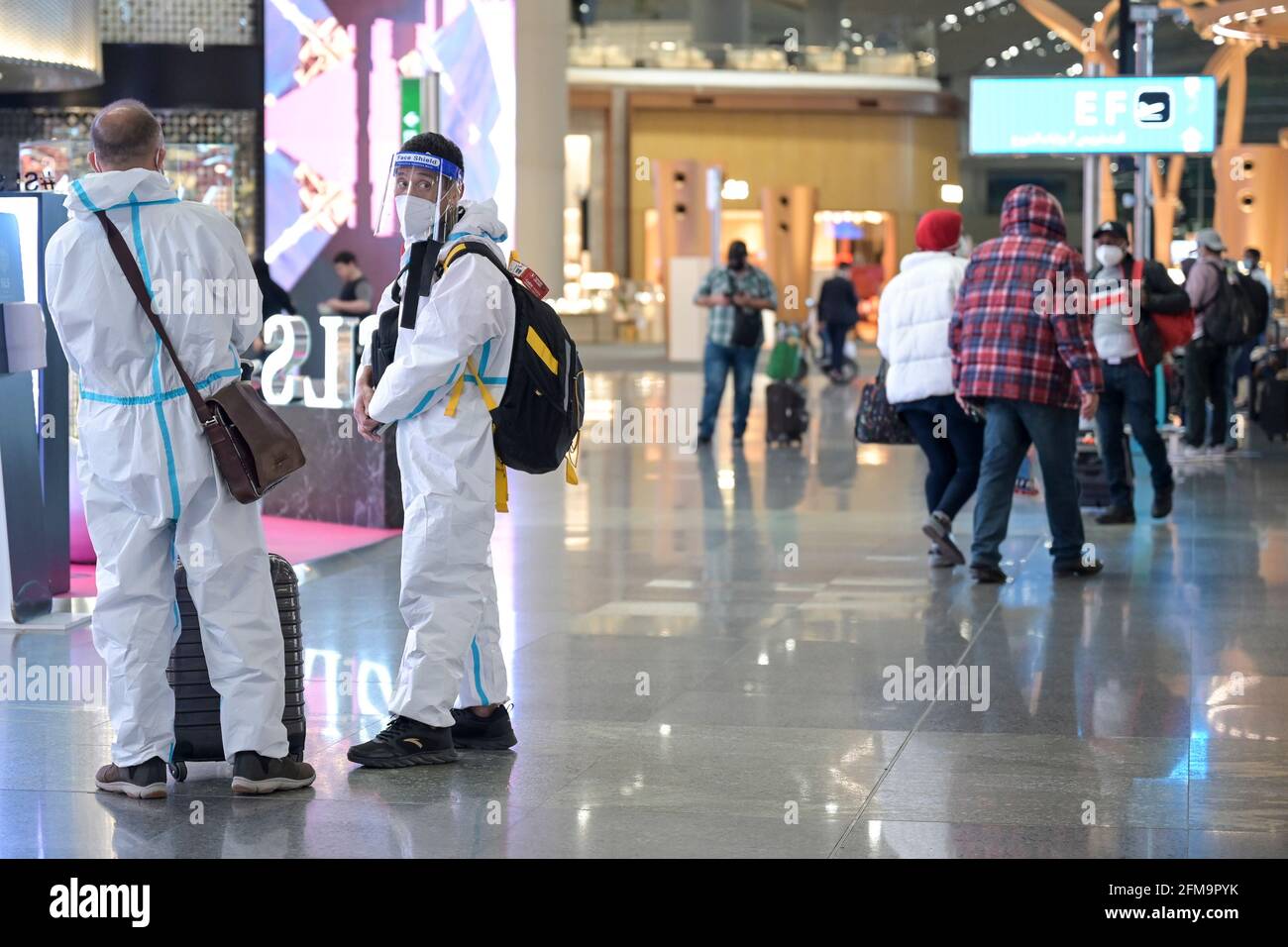 Turquía, aeropuerto de Estambul, viajero chino con protección de desgaste durante la Corona Pandemic Time / TUERKEI, Estambul Flughafen, Chinesische Reisende en Schutzkleidung während der Corona Pandemie Foto de stock