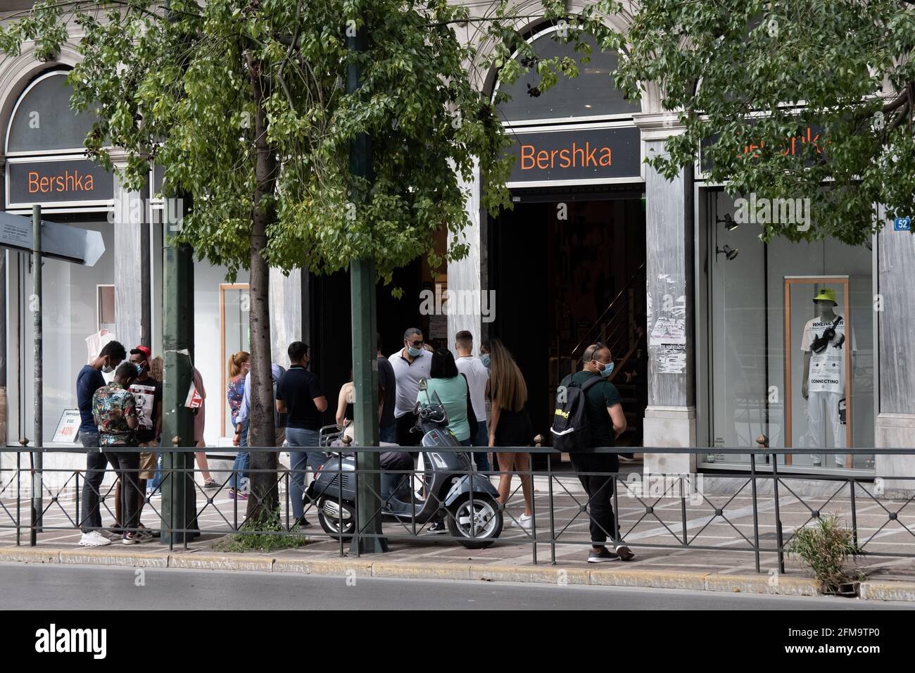 Atenas, Grecia. 07th de mayo de 2021. Se ve a la gente esperando fuera de  una tienda Bershka cerca de la plaza Omonia. (Foto de Nikolas Joao  Kokovlis/SOPA Images/Sipa USA) Crédito: SIPA