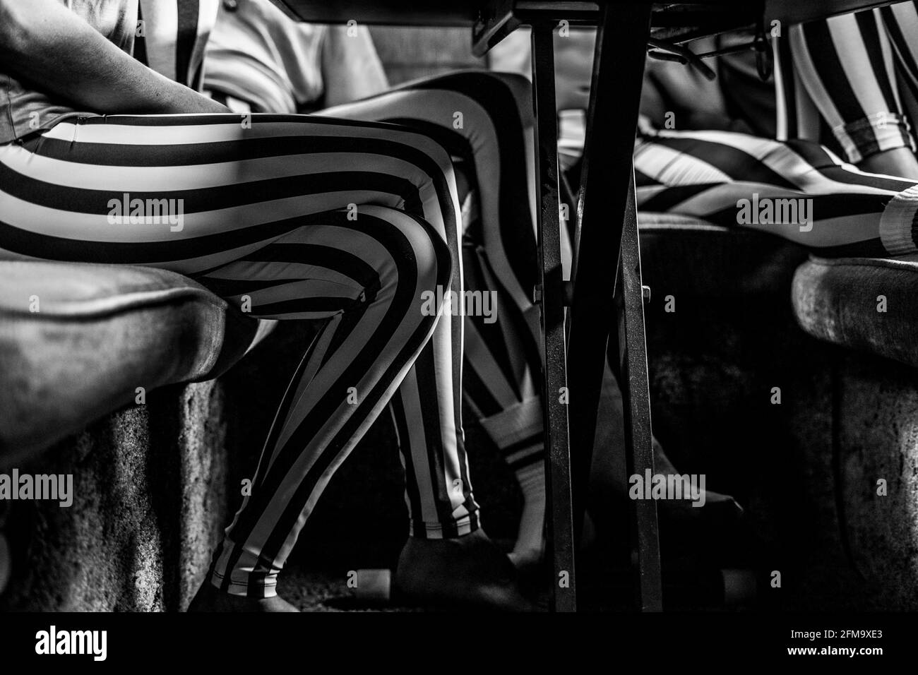 Pantalon A Rayas Negro Imágenes de stock en blanco y negro - Alamy