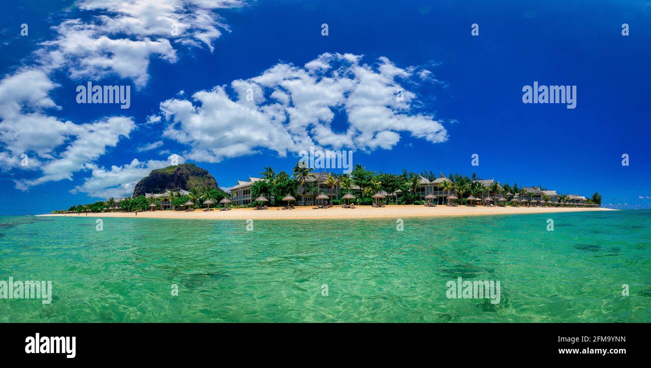 Maravillosa vista en una isla tropical como panorama como una foto de viaje de imagen. Agua caliente en frente como una vista panorámica total del paraíso Foto de stock
