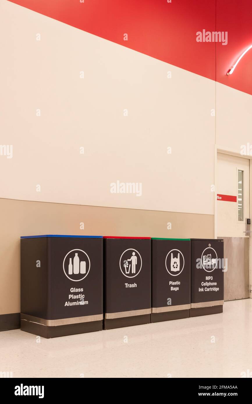 Cuatro tipos de contenedores de reciclaje dentro de una tienda en Florida, Estados Unidos. Foto de stock