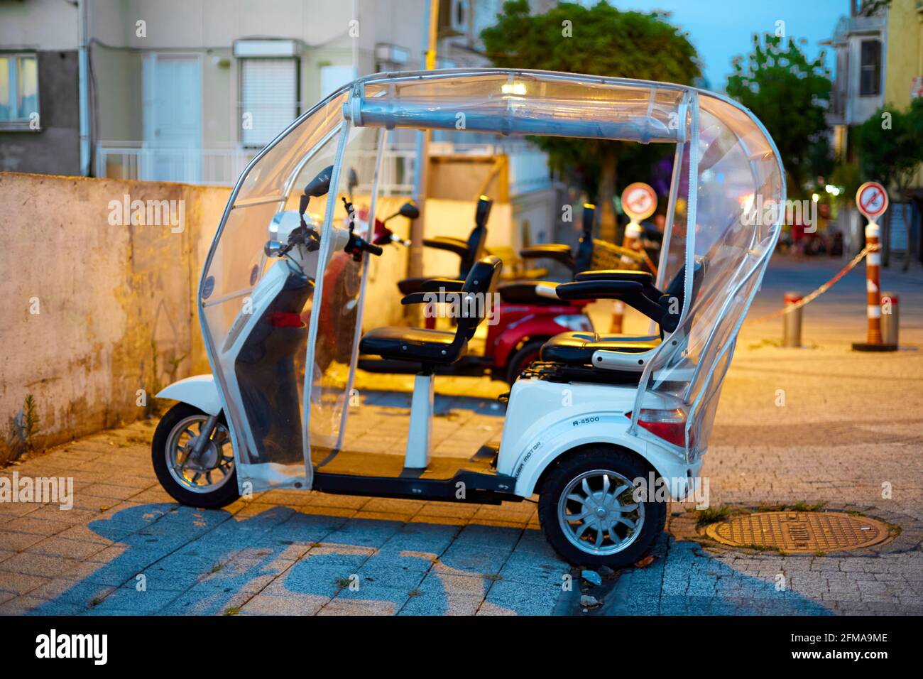Ciclomotor de tres ruedas con techo. Rickshaw en Turquía. Foto de stock