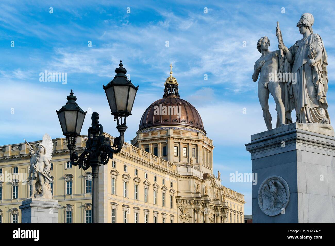 Berlín, centro histórico, palacio de la ciudad de Berlín, cúpula, en primer  plano figuras del puente del palacio: 'Athena arma al guerrero' y 'Nike  corona al ganador' Fotografía de stock - Alamy