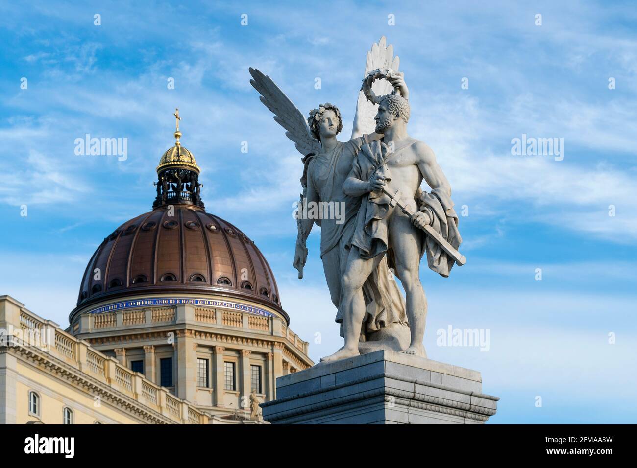 Berlín, centro histórico, palacio de la ciudad de Berlín, cúpula, primer plano figuras puente del palacio: 'Nike corona al ganador' Fotografía stock - Alamy