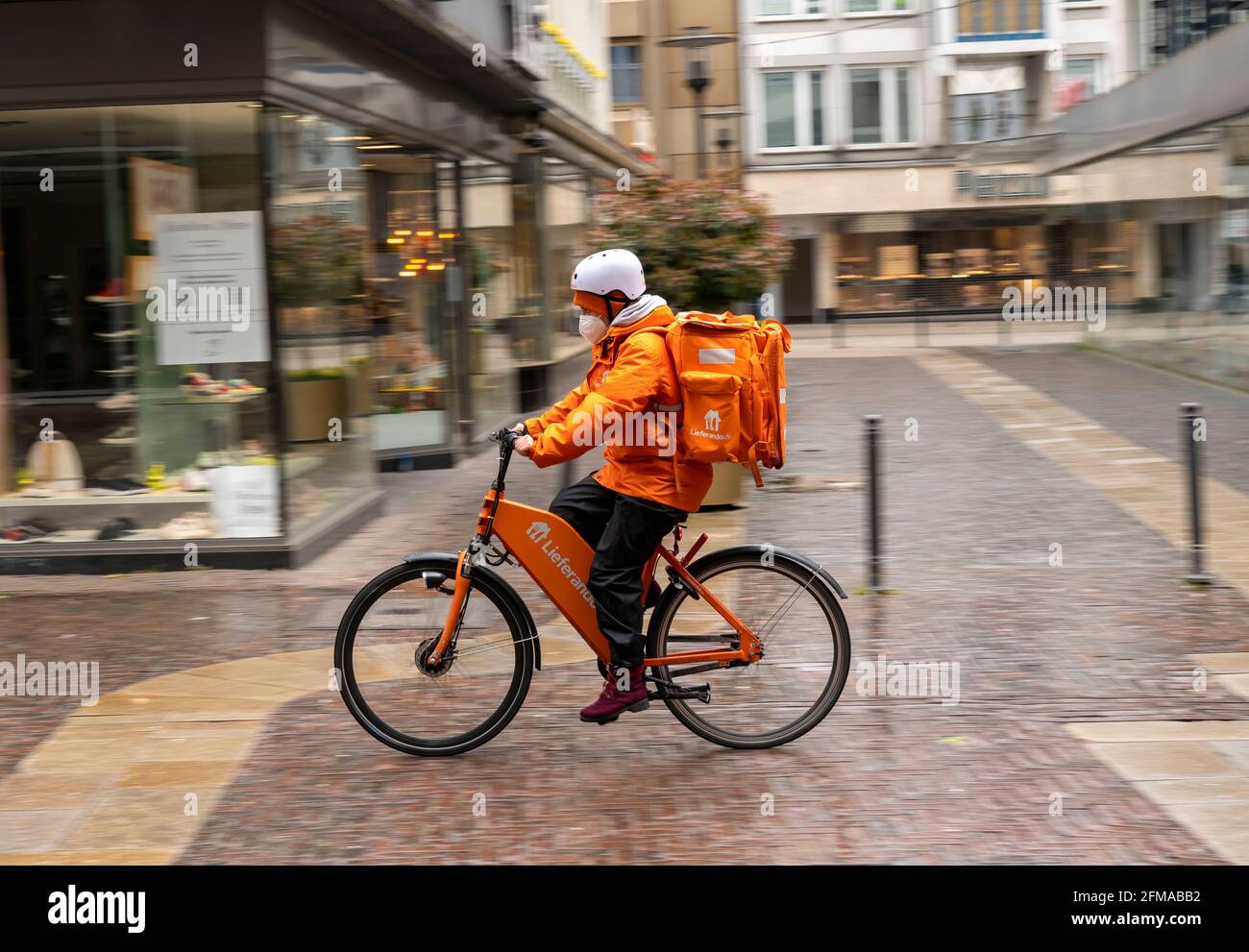 Servicio de entrega Lieferando.de, mensajería de entrega con las empresas bicicleta en el centro de la ciudad, Rathenaustrasse, en Essen, NRW Alemania, Foto de stock