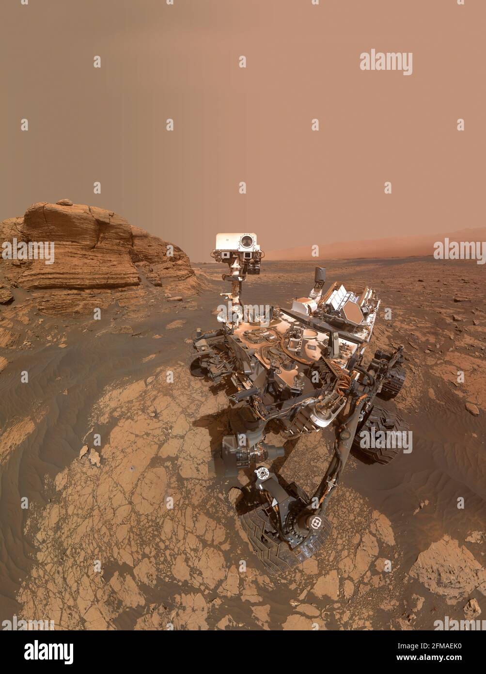 Selfie de NASA Curiosity Rover en Mont Mercou, Marte. Utilizando la cámara al final de su brazo en marzo de 2021 para tomar docenas de imágenes de componentes combinados en este autorretrato 'selfie'... El panorama de ÒThe se compone de 60 imágenes tomadas por el Mars Hand Lens Imager (MAHLI) en el brazo robótico de roverÕs el 26 2021 de marzo, el 3070th día Marciano, o sol, de la misión. Estos fueron combinados con 11 imágenes tomadas por la Mastcam en el mástil, o 'cabeza del rover el 16 de marzo de 2021, el día Marciano 3060th de la misión, una versión optimizada y mejorada 342MP de una imagen de la NASA / crédito de la NASA. Foto de stock