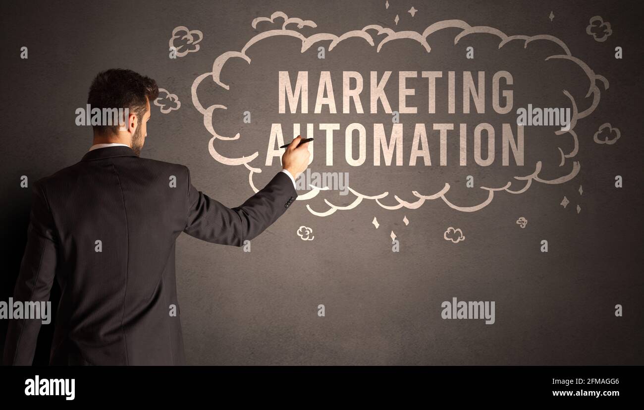 hombre de negocios dibujando una nube con inscripción Foto de stock