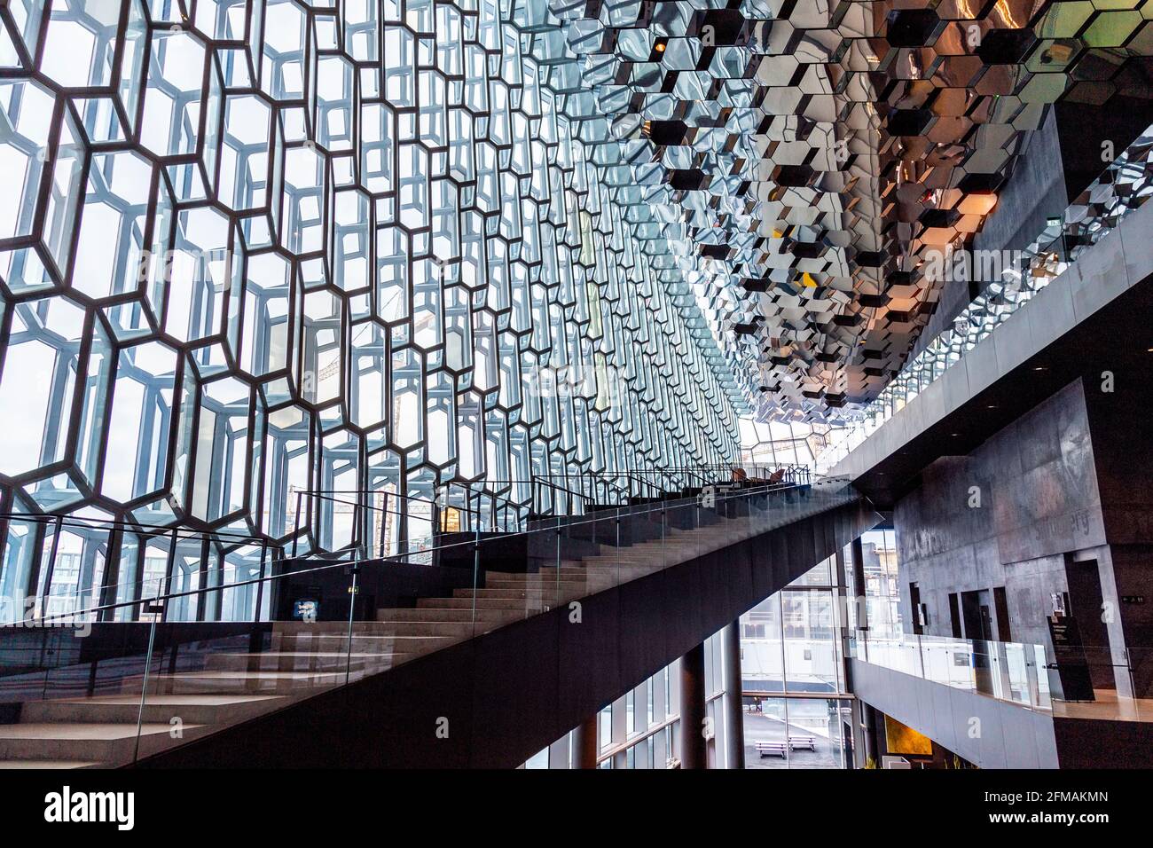 Interior de Harpa Concert Hall en Reykjavik, Islandia Foto de stock