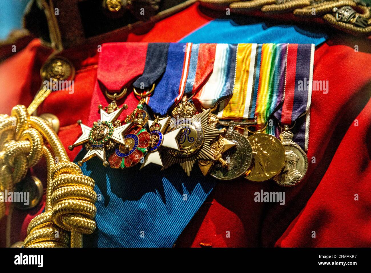 Medallas y detalles de guillotina en el uniforme de vestir del rey Jorge V, el Museo de Fusiliers, Torre de Londres, Londres, Reino Unido Foto de stock