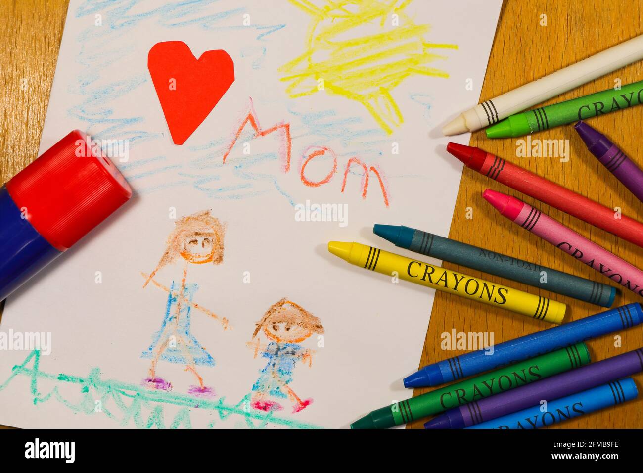 Tarjeta de regalo para niños Dibujo de lápices de colores para mamá Foto de stock