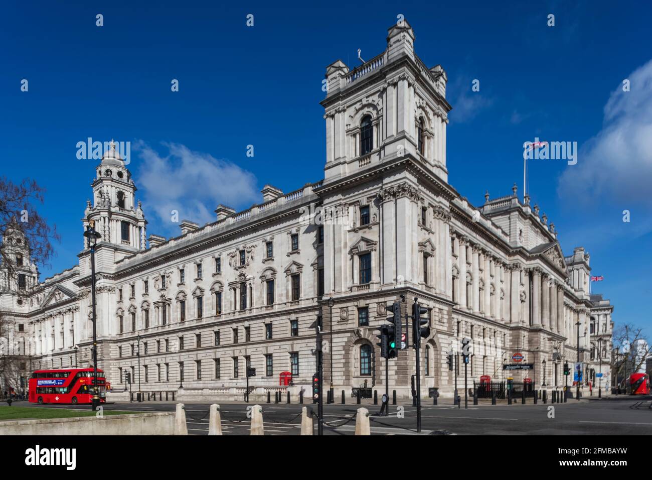 Inglaterra, Londres, Westminster, Whitehall, HM Treasury Building en la esquina de Parliament Square y Parliament Street Foto de stock