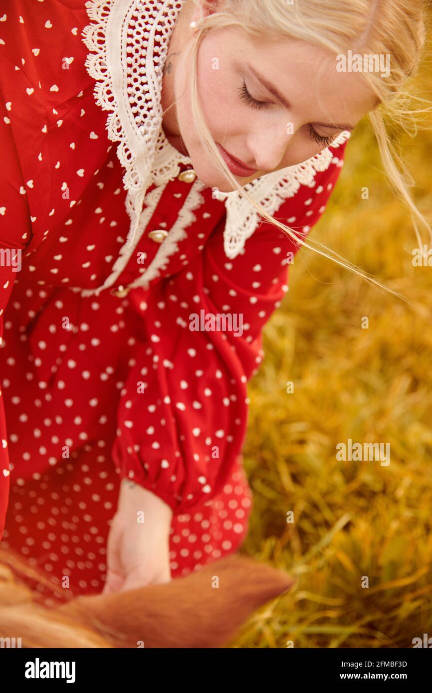 Mujer joven con vestido nostálgico con bangas Foto de stock