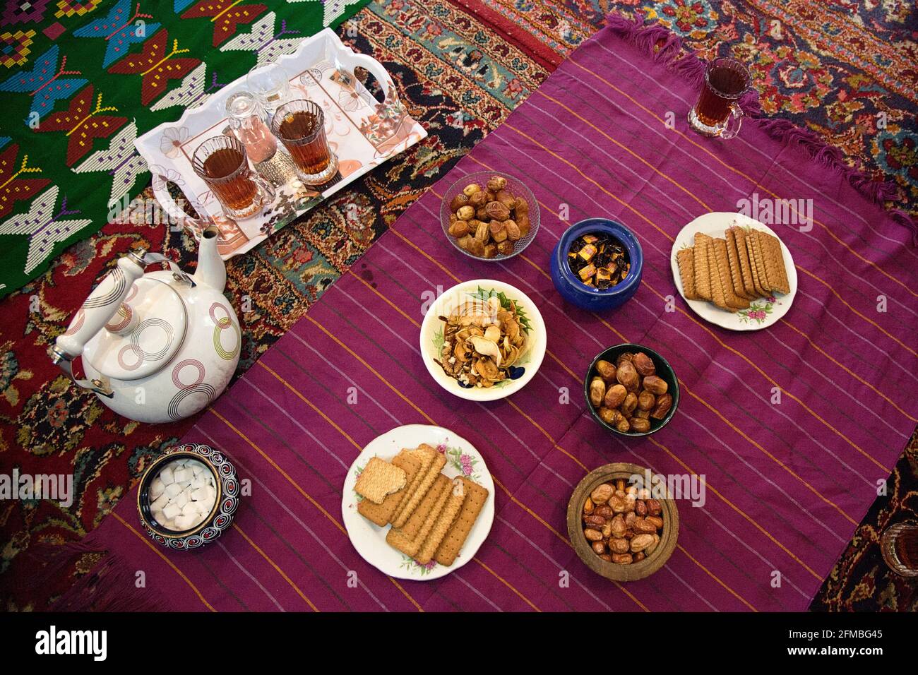 Los iraníes son conocidos por su hospitalidad y calidez. A menudo ofrecen a sus huéspedes té y pasteles tradicionales. Foto de stock