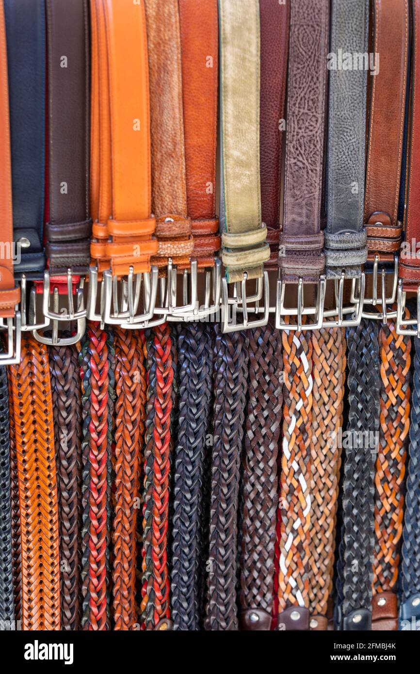 Intervenir Entender mal Despertar Cinturones de cuero hechos a mano para la venta en el mercado callejero de  Florencia, Toscana, Italia Fotografía de stock - Alamy