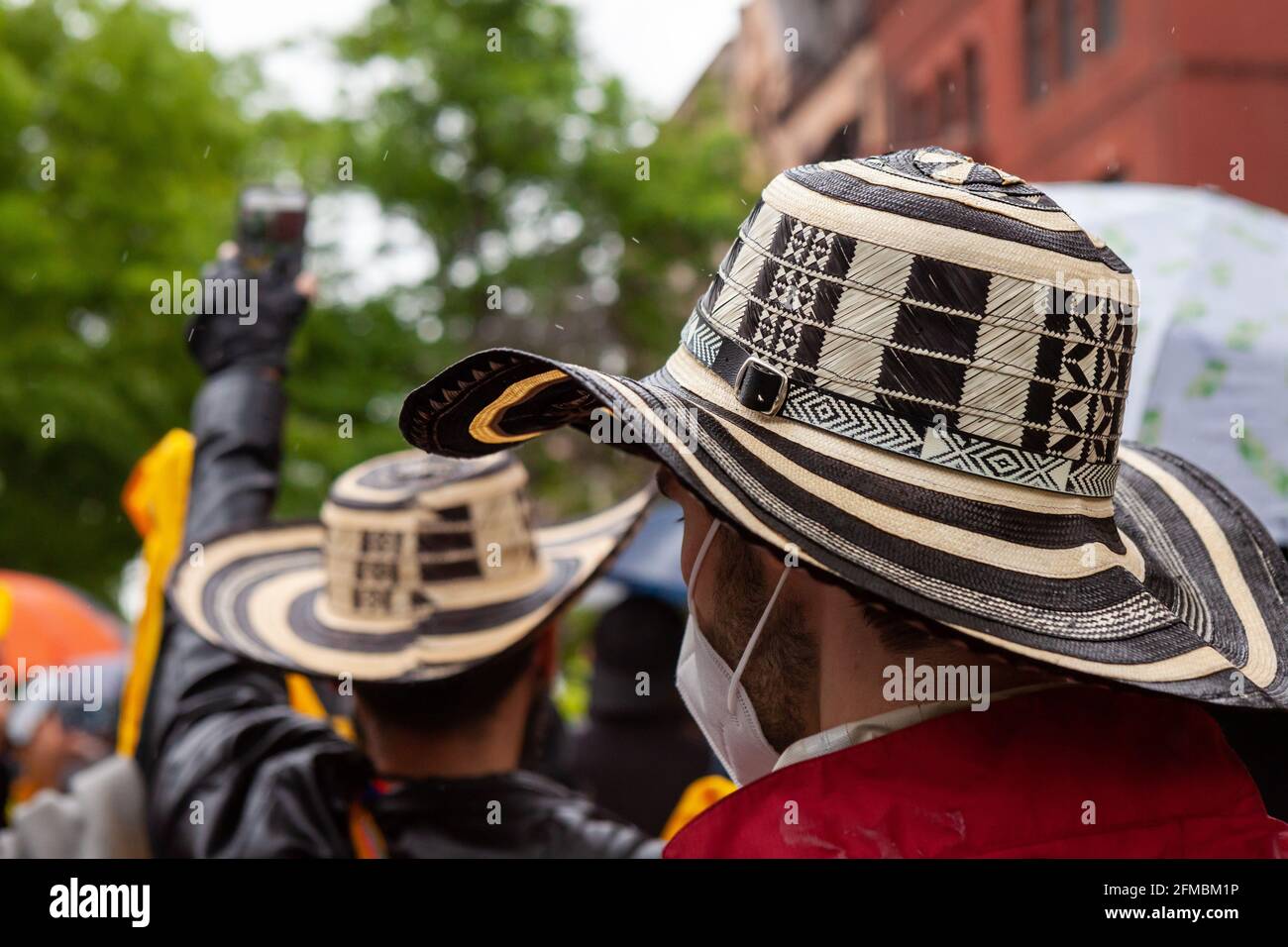 Washington DC, EE.UU. 07th de mayo de 2021. Los hombres llevan sombreros  tradicionales en una protesta contra la respuesta violenta y  desproporcionada del gobierno colombiano a las protestas pacíficas de  ciudadanos desarmados