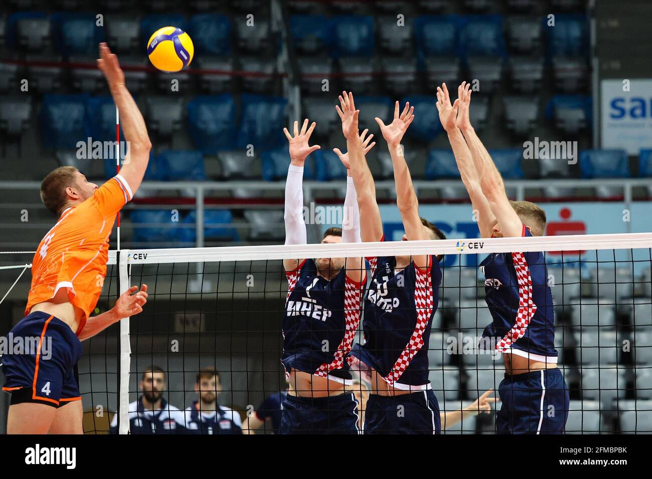 (210508) -- ZADAR, 8 de mayo de 2021 (Xinhua) -- Tijs Ter Host (1st L) de los Países Bajos se espinas durante el CEV EuroVolley 2021 Clasificación de partido entre Croacia y los Países Bajos en Zadar, Croacia, 7 de mayo de 2021. (Marko Dimic/Pixsell via Xinhua) Foto de stock