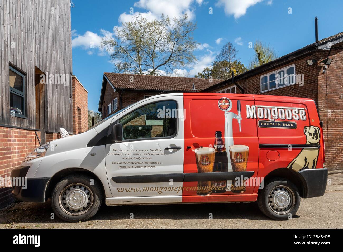 Furgoneta de entrega de cerveza de primera calidad Mongoose en Andwell Brewing Company, una microfábrica de cerveza en Andwell, Hampshire, Reino Unido Foto de stock